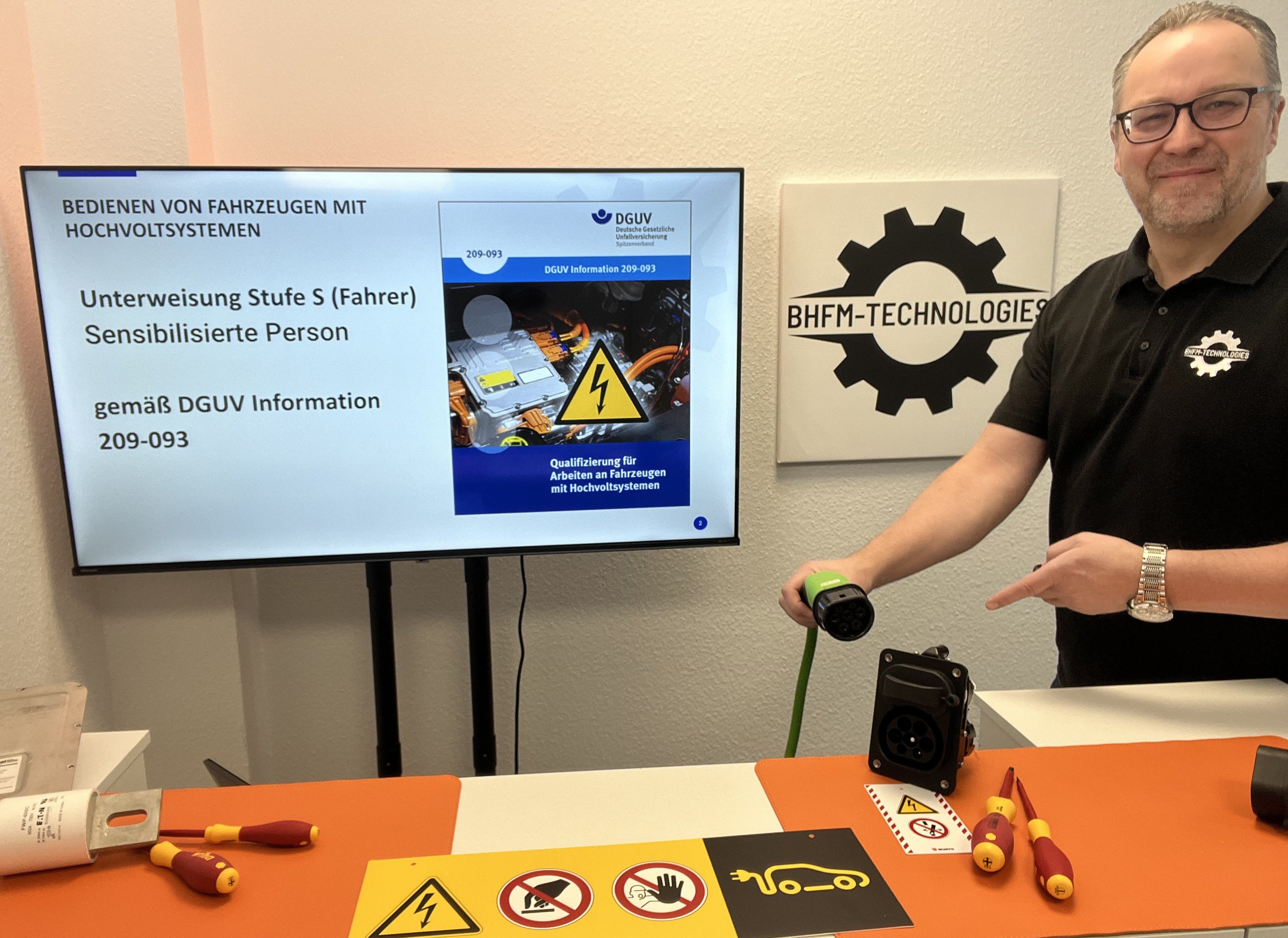 Arbeiten an Fahrzeugen mit Hochvoltsystemen - Training Stufe 1S (FuP) - ONLINE-Training